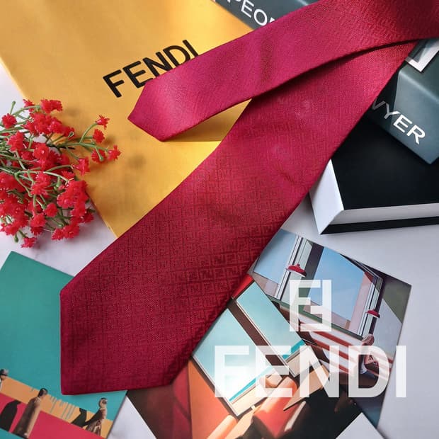 FENDI 펜디 실크 레드 로고 패턴 넥타이 8.3cm A등급 E746
