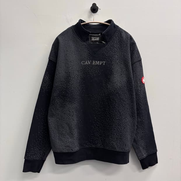 카브엠트 CAV EMPT 크루넥 맨투맨 블랙