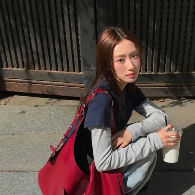 레터리 스터드 버클 리버시블 숄더백 레드