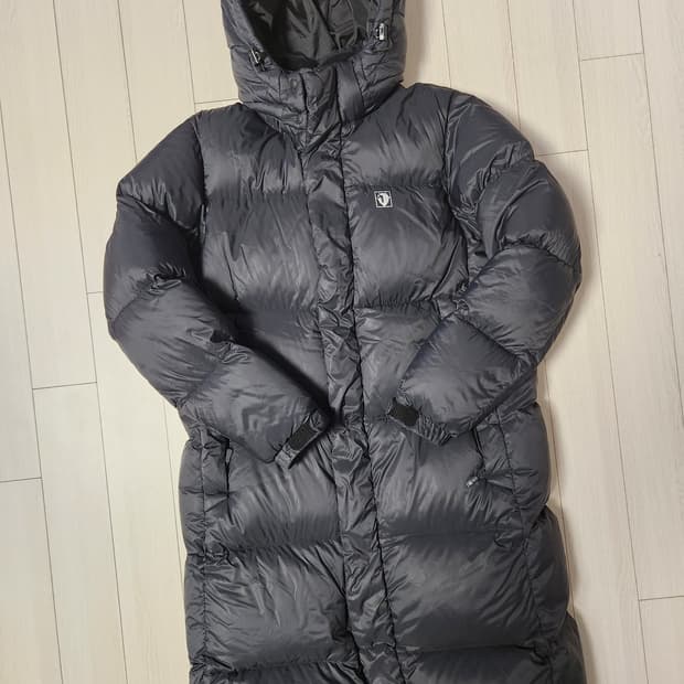 블랙야크 블랙 롱패딩 사이즈165(성인여성m정도)

여러 중고사이트에도 