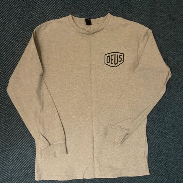 데우스 긴팔 티셔츠 그레이