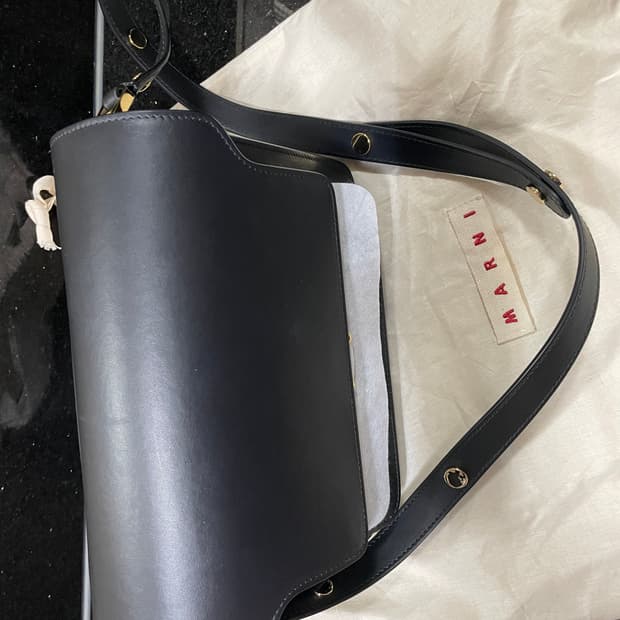 마르니 블랙 카프스킨 트렁크 미디엄 숄더백