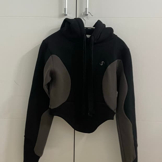 오호스 OJOS 커브드 그래픽 후디(블랙)