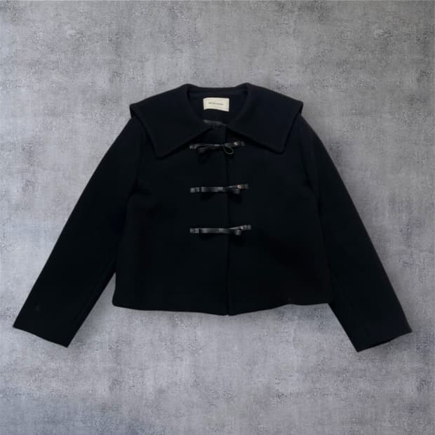 비뮤즈맨션 블랙 레더 리본 세일러 하프코트 34