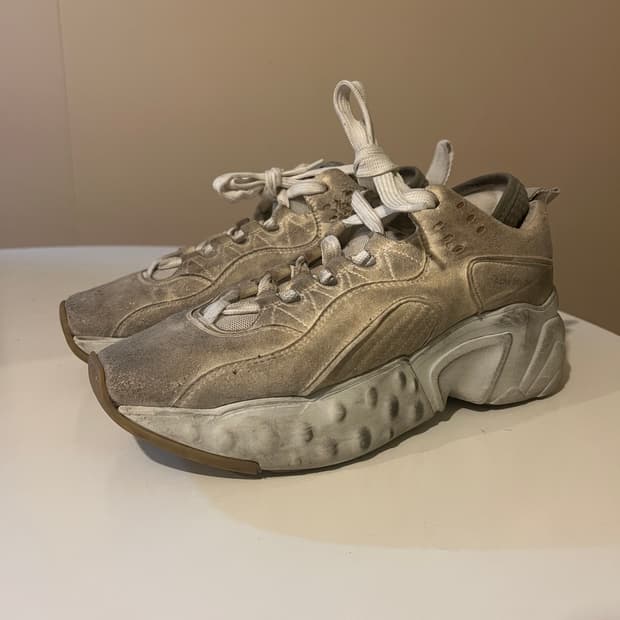 아크네 맨하탄 더티 스니커즈