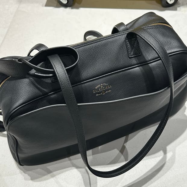 발렌시아가 캐리 볼링백 미디엄 블랙