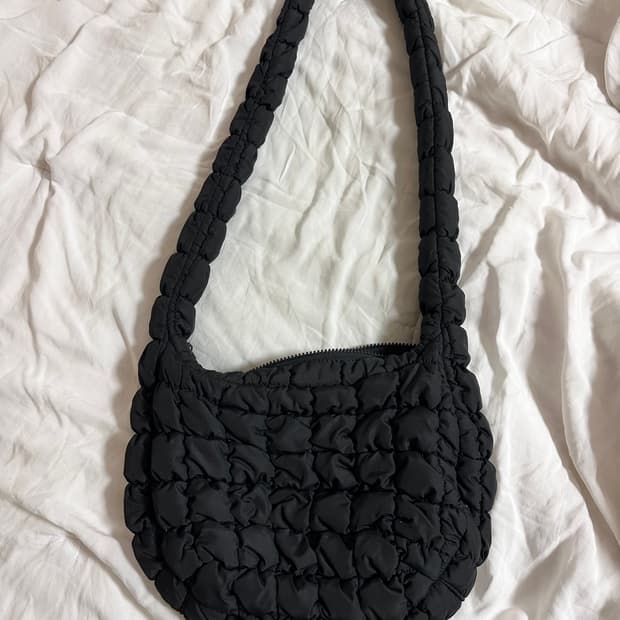 COS 코스 퀼티드 메신저백 블랙