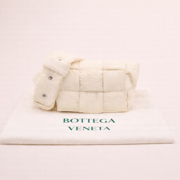 [A급] 보테가 베네타 패딩 미니 카세트 크로스백 화이트 판매합니다!!!