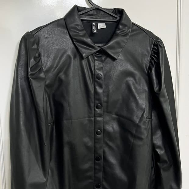 H&M 블랙 가죽레더 퍼프 셔츠 블라우스 M