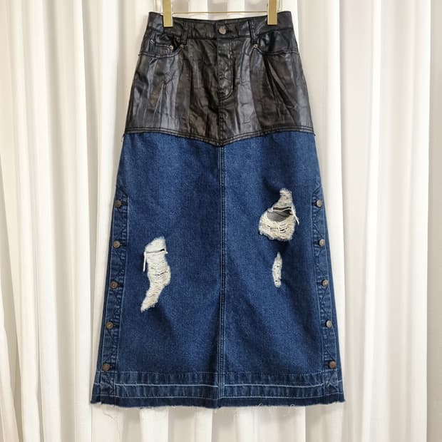 SJYP 코팅데님 배색 데미지 사이드버튼 롱스커트 (25인치/표기S)