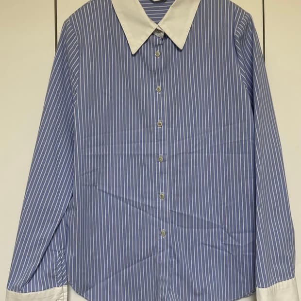 줄로그블루 스트라이프 배색 카라 셔츠 