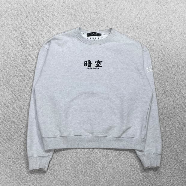 다크룸 스튜디오 베이직 로고 맨투맨 라이트 그레이