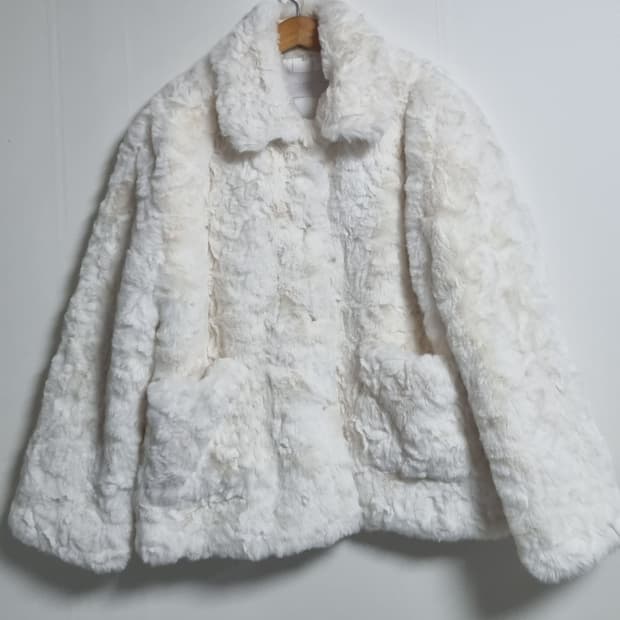 ~L (77) 화이트 페이크퍼 자켓