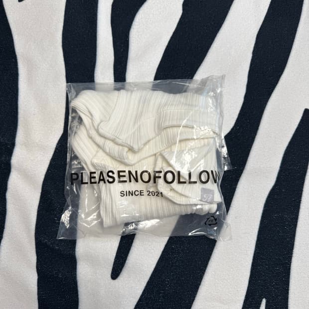 플리즈노팔로우 버니탑 화이트