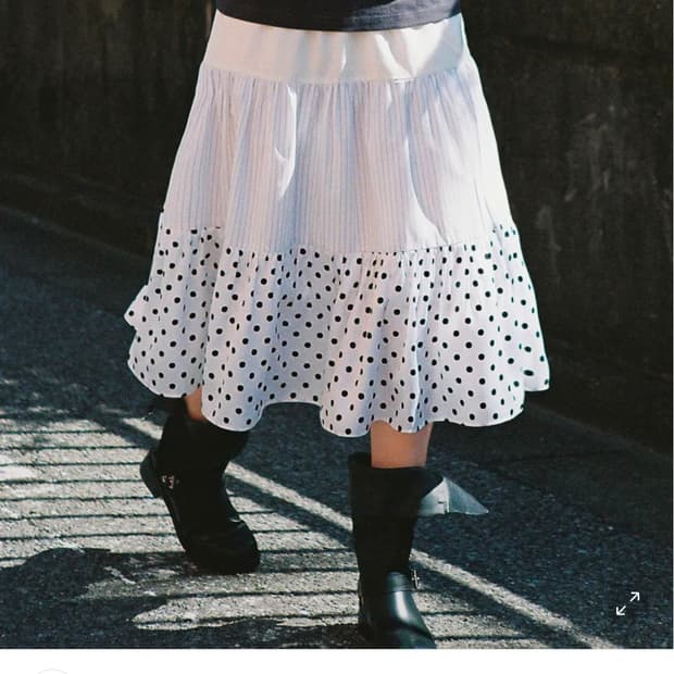 곤니치와봉쥬르 버터플라이 셔링 스커트(멀티화이트)