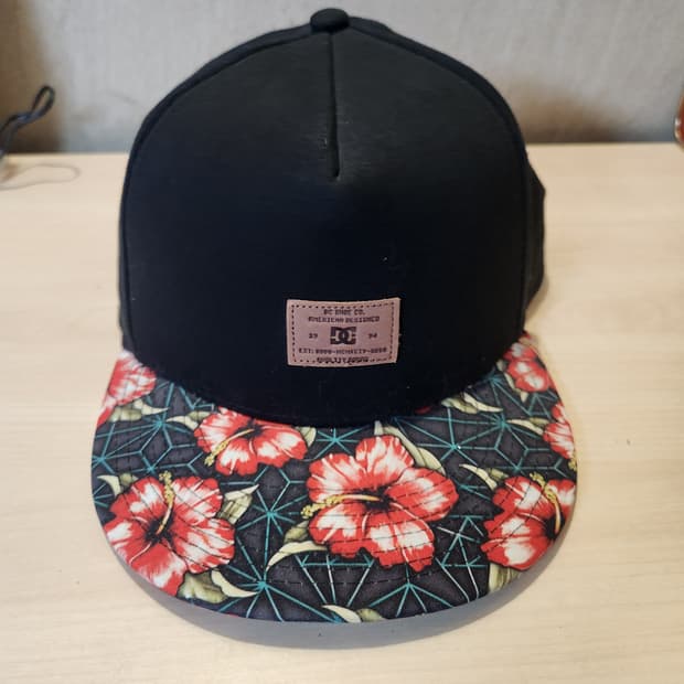“[DC SHOES] 플라워 스냅백 🌺 스트릿 감성 힙템”
