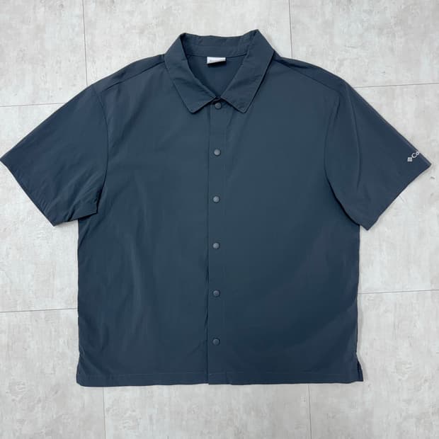 •컬럼비아 차콜 나이론 반팔셔츠 