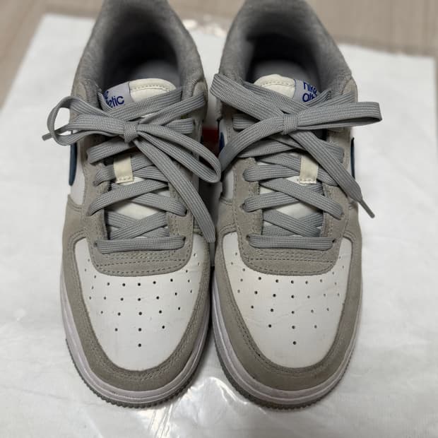 에어포스1 애슬레틱클럽 라이트스모그그레이 235 5y