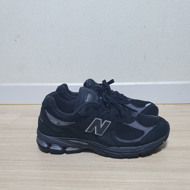 뉴발란스 2002R 운동화 285