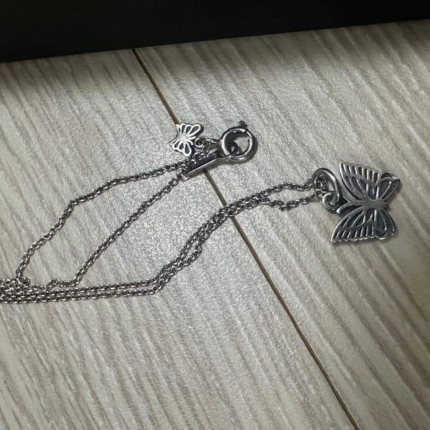 니들스 파피용 목걸이