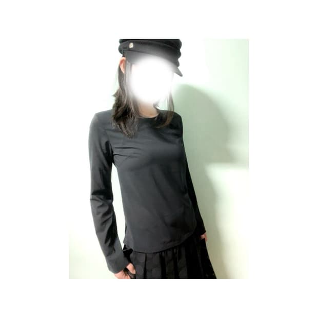 츠모리치사토。블랙 넥라인 절개 롱슬리브