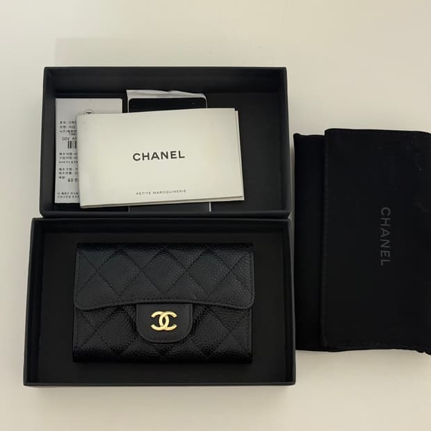 샤넬 클래식 캐비어 플랩 카드지갑 금장 블랙 풀박스 (백화점판)