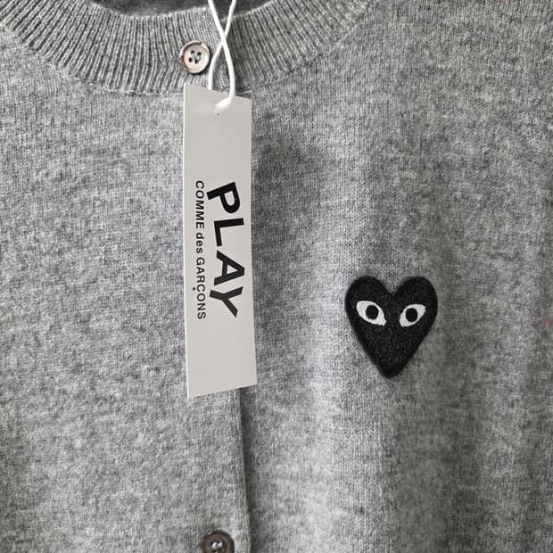 꼼데가르송 플레이 회색 가디건 블랙와펜