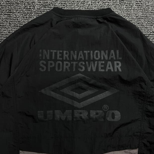 엄브로 빅로고 배색 나일론 우븐 박시핏 웜업 1961