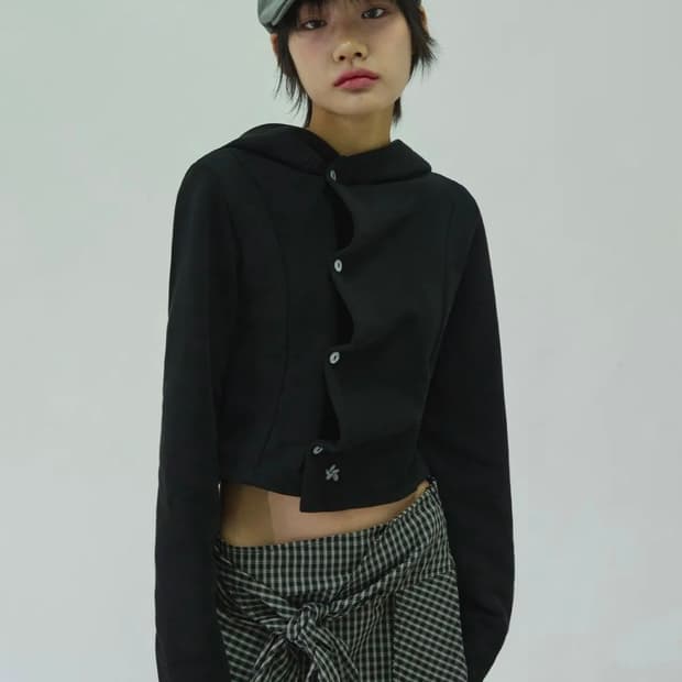 슬릭글로우 스몰 로고 사이드 버튼 셔링 후드 탑[블랙]