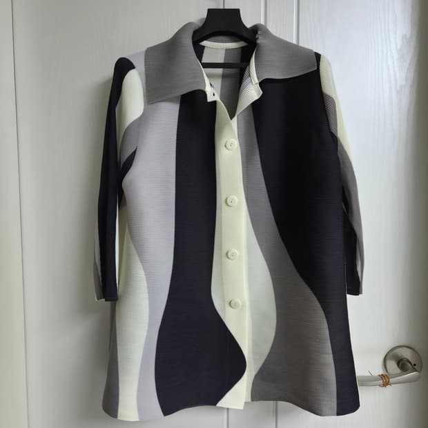 플라라 시그니처 플리츠  자켓  free