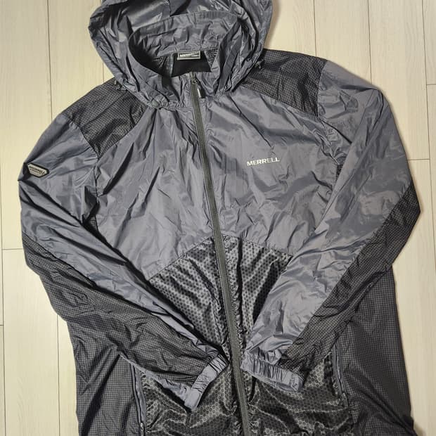 새상품급) 머렐 후드 탈부착 경량 바람막이 자켓 사이즈110

여러 중고