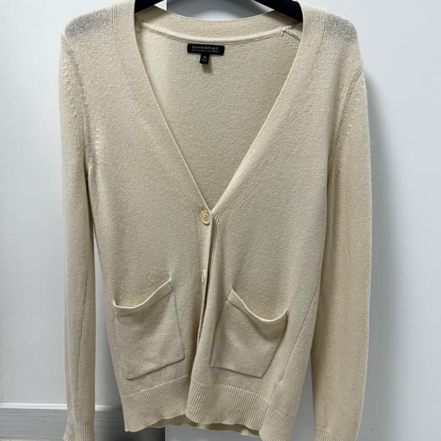 바나나리퍼블릭 크림 아이보리 컬러 가디건 / M 사이즈 입니다.