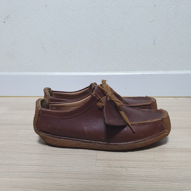 클락스 왈라비 브라운 레더 슈즈 240