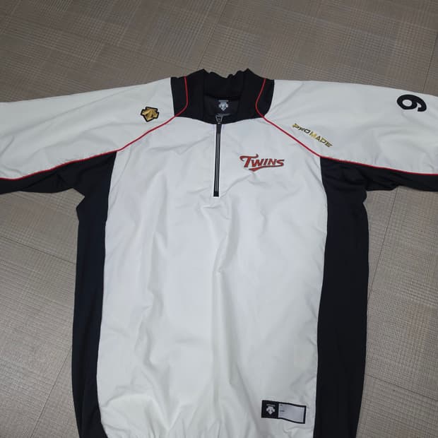 데상트 LG 트윈스 선수지급용 야구 바람막이