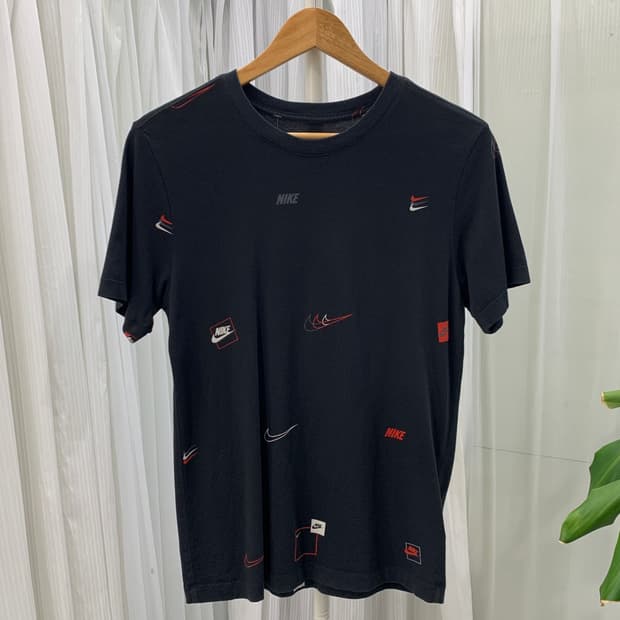 나이키 NIKE 멀티 로고 패턴 반팔 티셔츠 1507