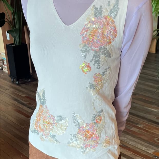 Flower spangle sleeveless top
