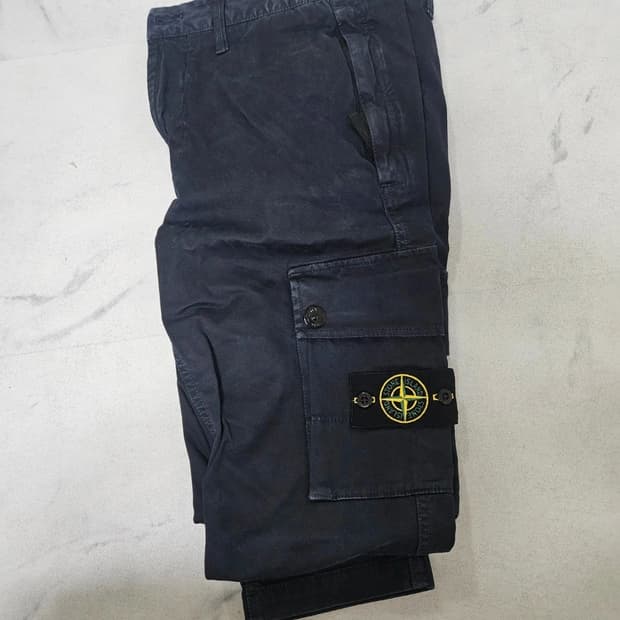 스톤아일랜드 카고팬츠 네이비 팝니다.