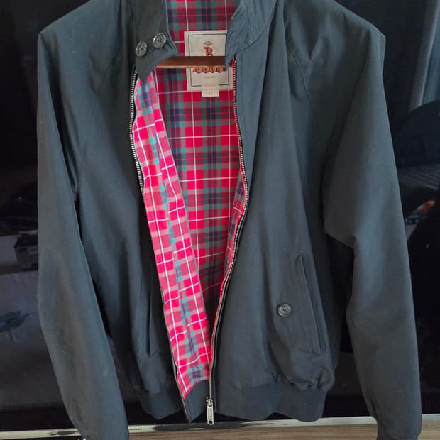 바라쿠타 g9 자켓 42사이즈 네이비 팝니다.