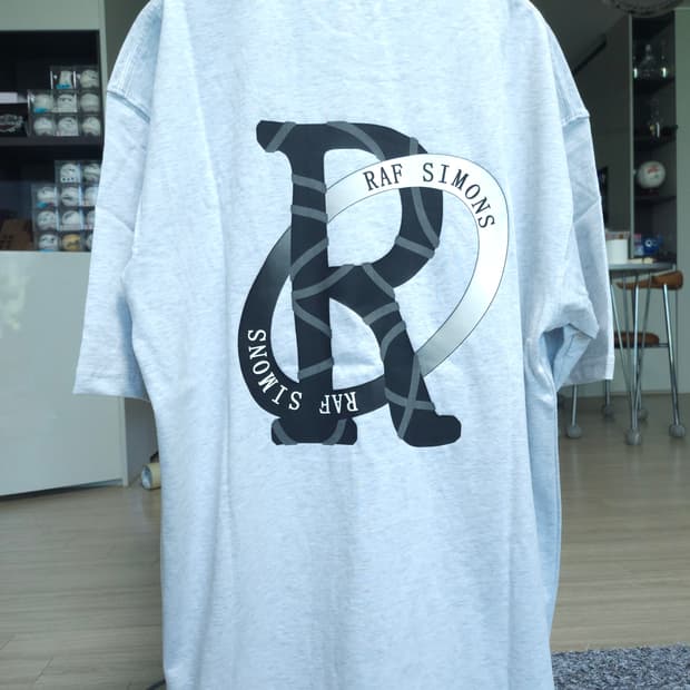 그라데이션 백 로고 반팔티셔츠