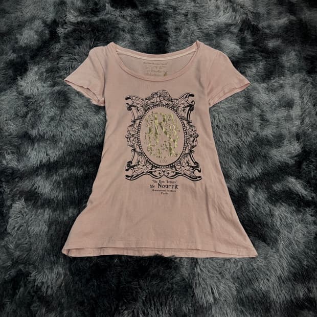 바로크 프레임 골드 레터링 반팔 티셔츠