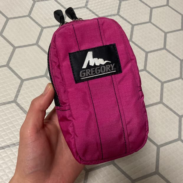 그레고리 구형로고 핑크 파우치