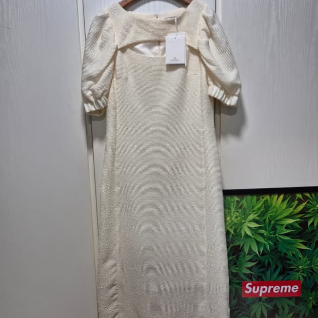 (타임세일)(새상품)OUTSHELL 아이보리 퍼프 반팔 원피스