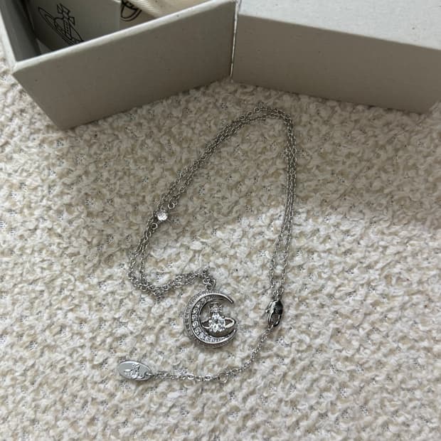 비비안웨스트우드 도리나 달 목걸이