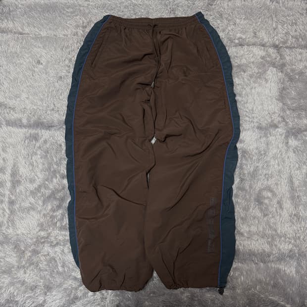 [L] 테켓 징글 월드 트랙팬츠 브라운