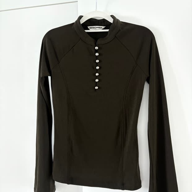MISCHIEF pearl button slim top