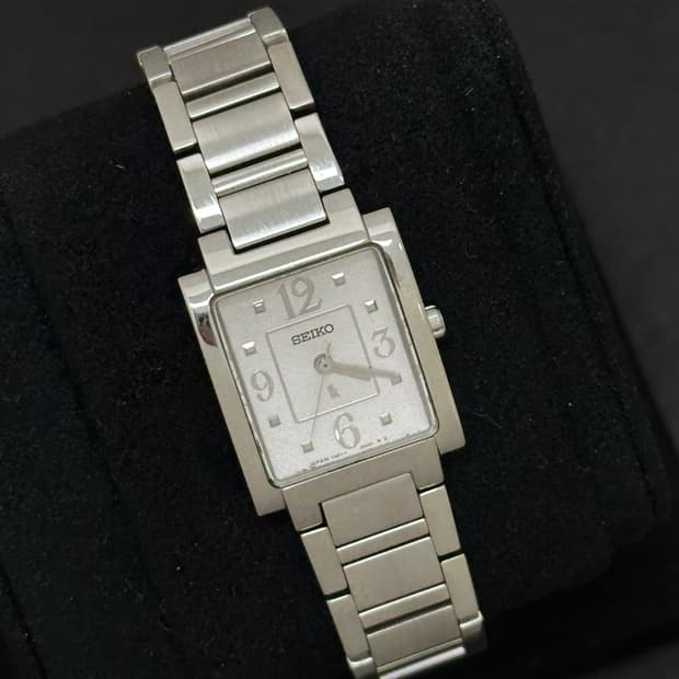 세이코 루키아 렉탱귤러 쿼츠 시계