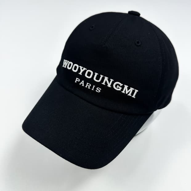 우영미 베이직 자수로고 볼캡 블랙