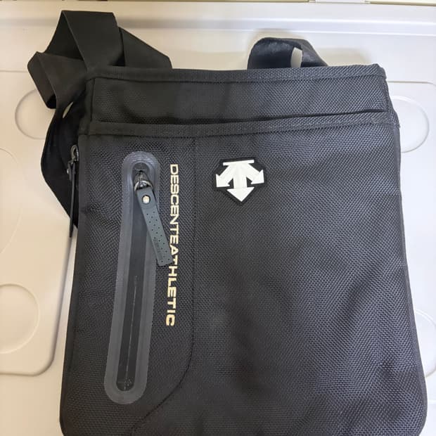 데상트 크로스백