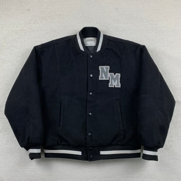 노매뉴얼 자수로고 블랙 바시티 자켓