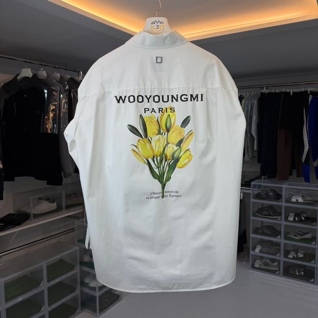 우영미 플라워 백로고 셔츠